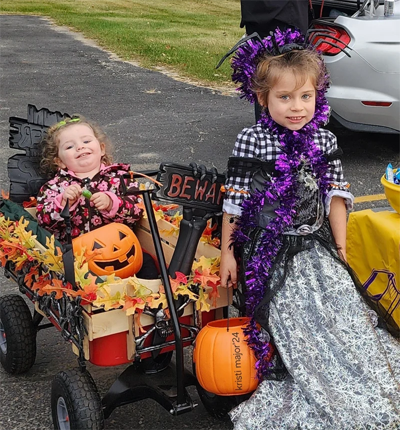 Aylin and Amelia Scales pose in their Halloween best!